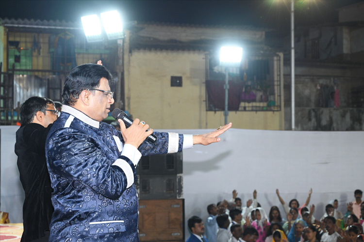 On January 13 and 14, 2024, thousands gathered for Grace Ministry's two-day prayer meeting at Sion on the Mumbai grounds. The two-day prayer assembly drew attendees from around Mumbai in Koliwada, Dharavi.